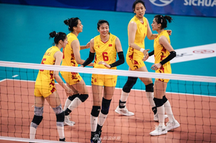 白衣下边是红衣，香港行期间一阿森纳球迷卧底在热刺球迷看台（白衣藏红衫：阿森纳球迷香港行混入热刺看台）