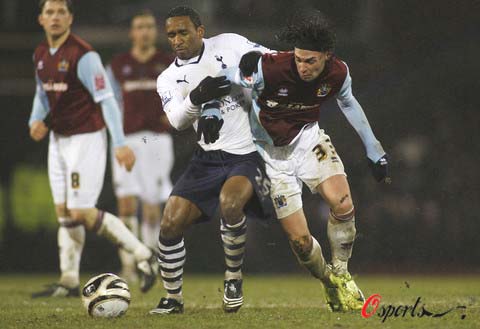 TA：埃利奥特融入维拉的进程较为缓慢，他需要更加沉着冷静（TA：埃利奥特融入维拉进展缓慢，仍需更冷静沉着）