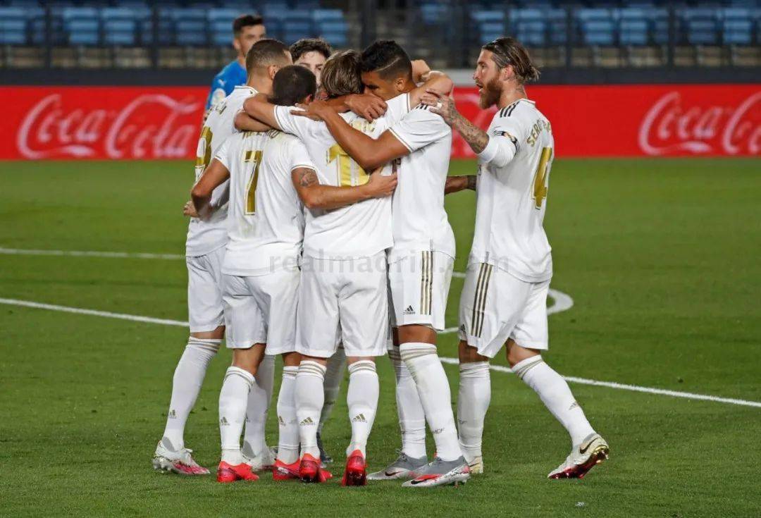 百变大咖秀？谢尔基破门后跳机械舞+模仿哈兰德打坐（谢尔基破门后先跳机械舞再学哈兰德打坐，庆祝动作百变）