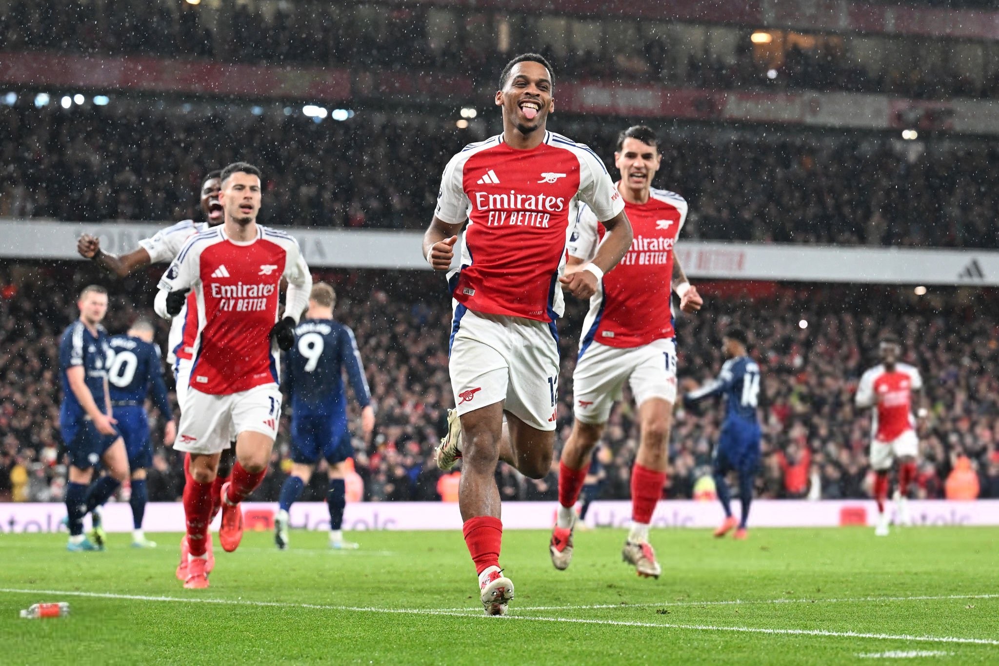 鹈鹕双核发力豪取胜利（鹈鹕双星爆发强势取胜）