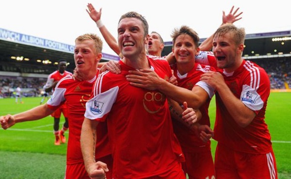 创历史，埃因霍温是首支正式比赛在安菲尔德打进3球的荷兰球队