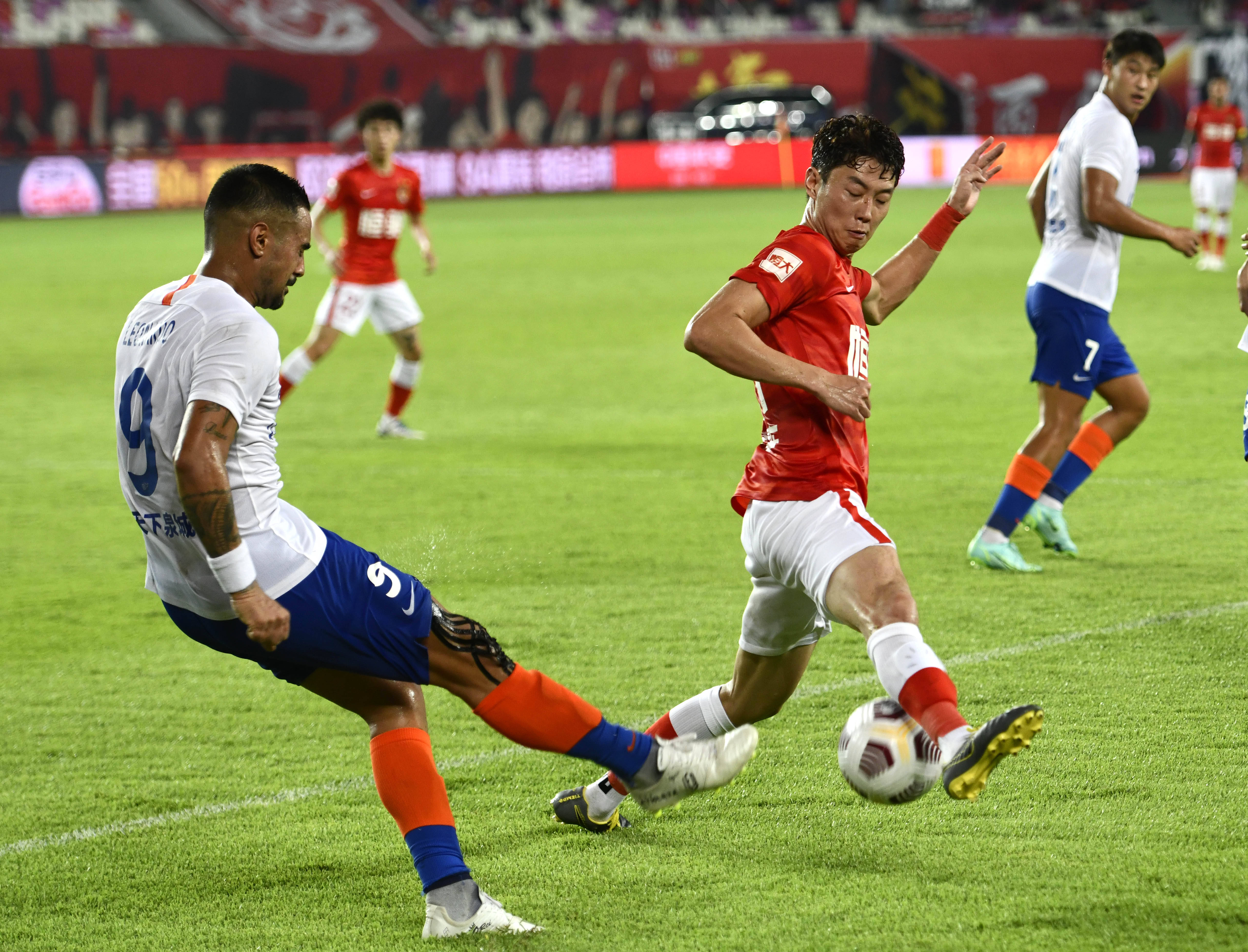 中国男壶六战全胜锁定循环赛第一，7-0横扫波兰（中国男壶六连胜提前锁定循环赛头名，7比0零封波兰）